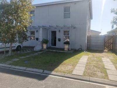 Townhouse For Sale in Bardale Village, Blue Downs