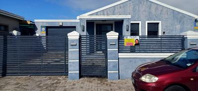 House For Sale in Pelikan Park, Cape Town